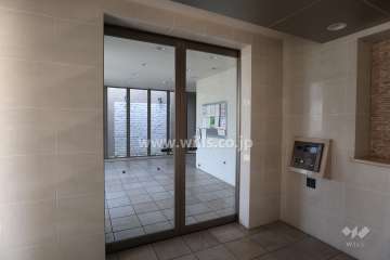 エントランスはオートロック付きです。