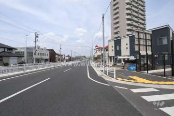 敷地西側の前面道路（南側から）