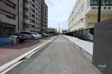 敷地北側の前面道路（東側から）