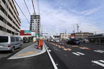 物件の東側前面道路（南側から）