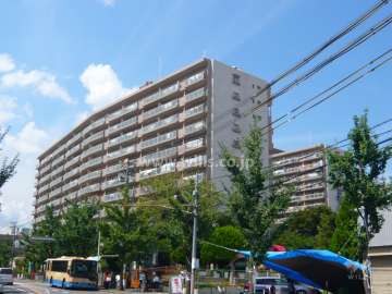 左がA棟、右奥がB棟です。