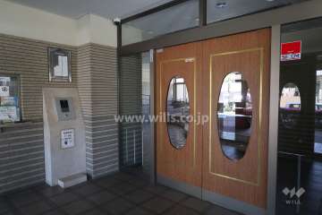 エントランスはオートロック付きです。