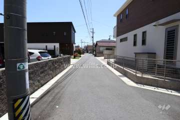 敷地南西側の前面道路（北西側から）