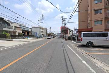 敷地北側の前面道路。二車線のバス通りです。