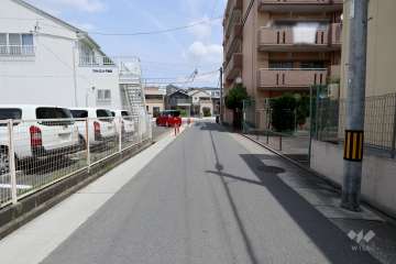 敷地西側の前面道路。一方通行の通りです。