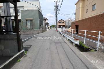 敷地西側の前面道路（南側から）