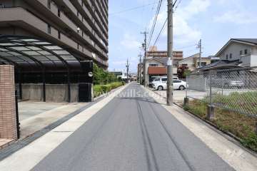 敷地南東側の前面道路（南西側から）