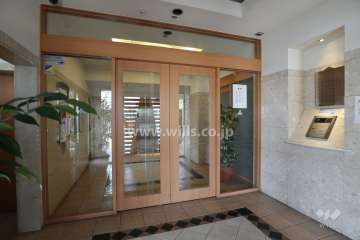 エントランスはオートロック付きです。