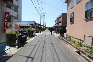 敷地北側の前面道路（東側から）