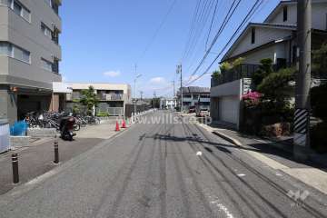 敷地東側の前面道路（南側から）