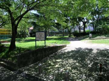 敷地の南側の前面道路を挟んで向かい側にある『千里台公園』