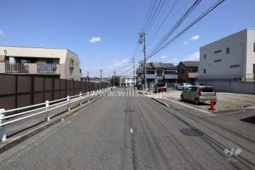 敷地東側の前面道路（南側から）