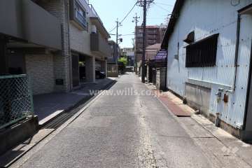 敷地西側の前面道路（北側から）