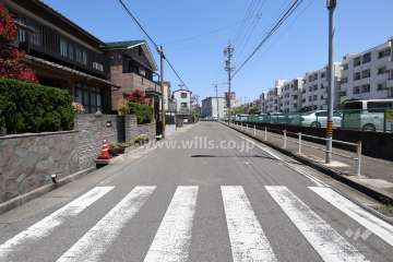 敷地北側の前面道路（西側から）