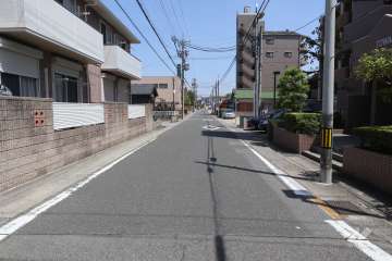 敷地北側の前面道路（西側から）