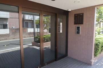 エントランスはオートロック付きです。