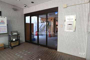 エントランスはオートロック付きです。