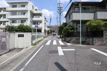 敷地東側の前面道路（南側から）