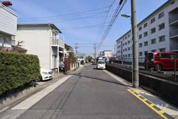敷地北側の前面道路（西側から）