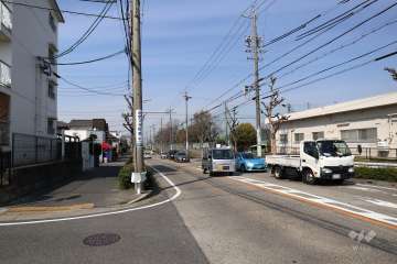 物件の東側前面道路（南側から）