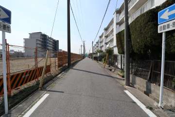 敷地南側の前面道路（東側から）