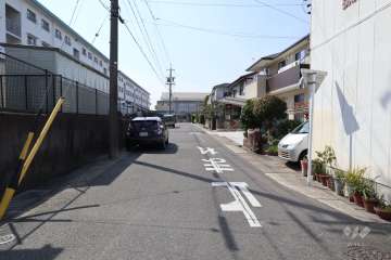 敷地北側の前面道路（東側から）
