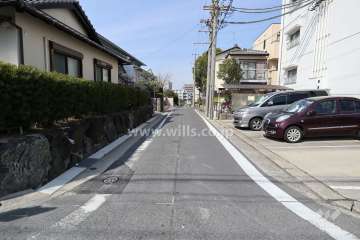 物件の西側前面道路（南側から）