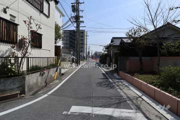 物件の西側前面道路（北側から）