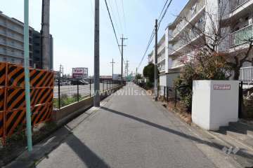 物件の南側前面道路（東側から）