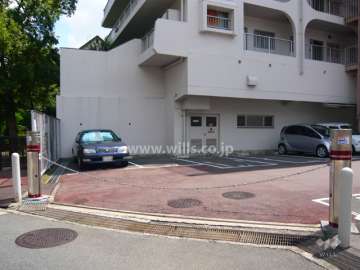 駐車場の出入り口はロボットゲートです