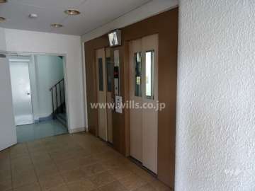 エレベーターはモニター付きです。