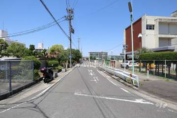 敷地東側の前面道路（南側から）