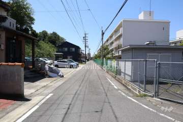 敷地南側の前面道路（東側から）