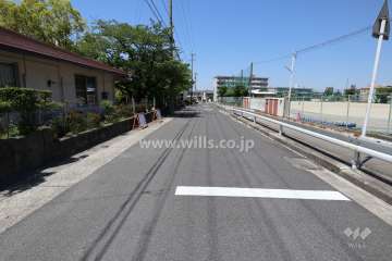 敷地西側の前面道路（南側から）