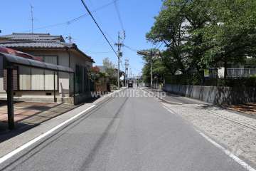 敷地西側の前面道路（南側から）