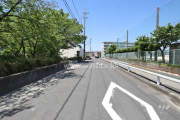 敷地東側の前面道路（南側から）