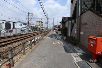 敷地の北側前面道路（西側から）