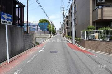 敷地西側の前面道路（南側から）