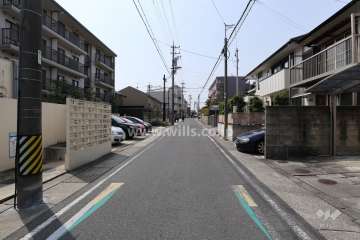 敷地の北側前面道路（東側から）