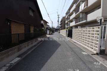 敷地の南側前面道路（東側から）