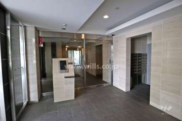 エントランスはオートロック付きです。