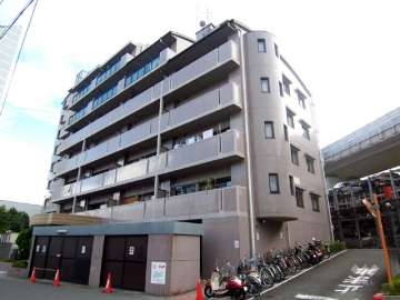 ラウンドスクエア吹田青葉丘の外観(北東側から)　敷地北西側には名神高速道路が走っています。