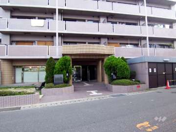 エントランス。エントランス横に小さな公園があります。