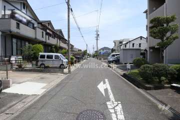 敷地北側の前面道路（西側から）