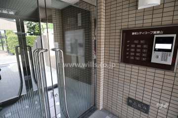 エントランスはオートロック付きです。