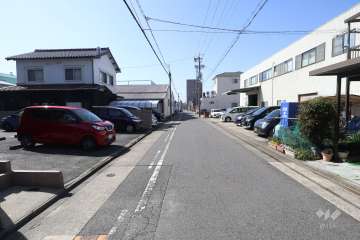 敷地北側の前面道路（東側から）