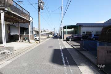 敷地北側の前面道路（西側から）