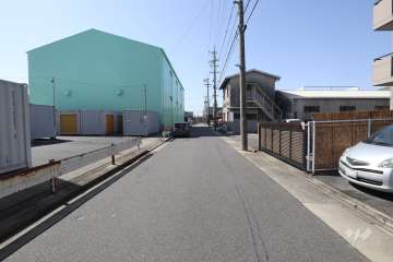 敷地南側の前面道路（東側から）