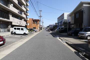 敷地南側の前面道路（西側から）