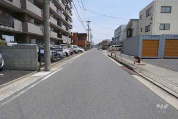 敷地南側の前面道路。一方通行の通りです。